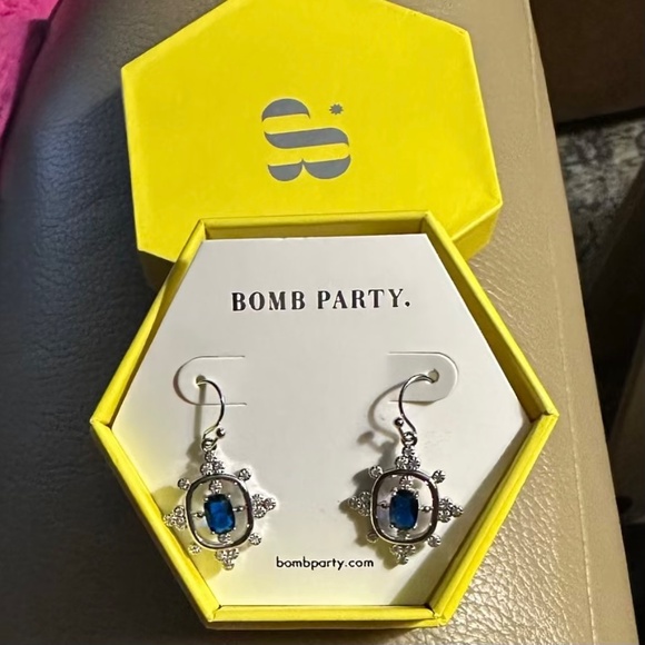 ๐โจ Stunning Bomb Party Blue Gemstone Dangle Earrings โจ - Picture 2 of 2